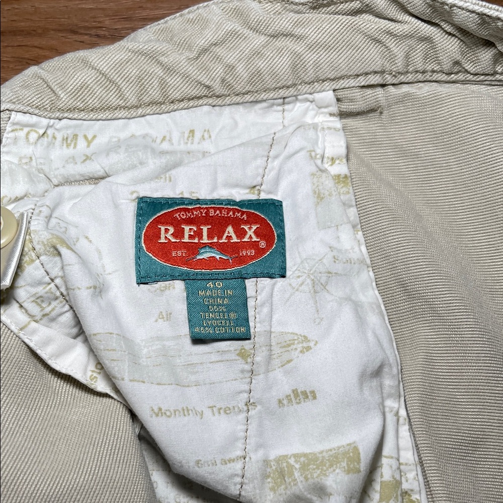 Tommy Bahama Light Tan Cargo Shorts Size 40 - Picture 2 of 4